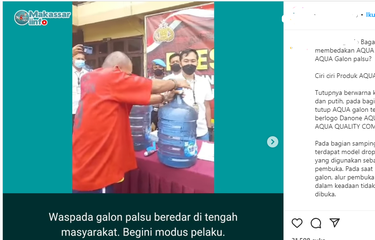 Tangkapan layar seorang pria melakukan praktik penggantian segel galon palsu dengan segel air minum merek Aqua.