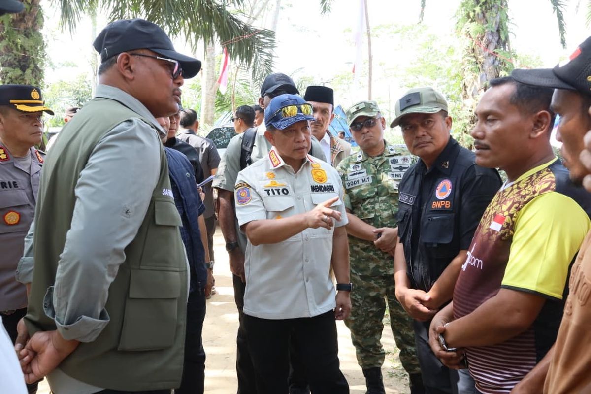Menteri Dalam Negeri (Mendagri) sekaligus Ketua Satuan Tugas (Kasatgas) Percepatan Rehabilitasi dan Rekonstruksi Pascabencana Wilayah Sumatera Muhammad Tito Karnavian melakukan kunjungan kerja ke Dusun Kareung, Desa Buket Linteung, Kecamatan Langkahan, Aceh Utara, Aceh, Jumat (20/2/2026).