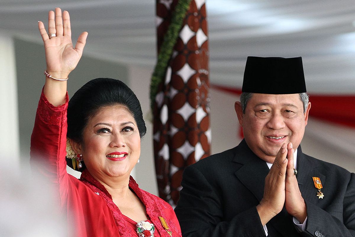 Susilo Bambang Yudhoyono (SBY) bersama istri, Ani Yudhoyono, melambaikan tangan usai melakukan Upacara Peringatan Detik-detik Proklamasi di Istana Merdeka, Jakarta, Sabtu (17/8/2014). Bagi Presiden SBY dan Wapres Boediono upacara kemerdekaan ini adalah yang terakhir dalam masa jabatannya.