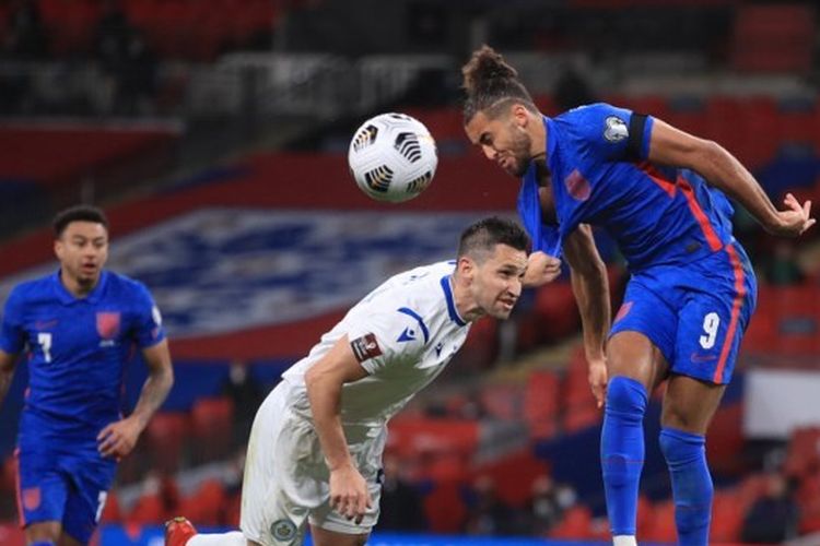 Penyerang Inggris, Dominic Calvert-Lewin, menanduk bola pada laga Kualifikasi Piala Dunia 2022 kontra San Marino di Stadion Wembley, London, pada 25 Maret 2021.