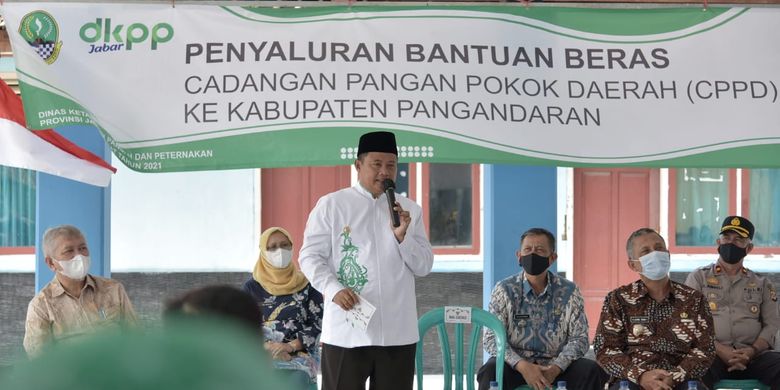 Wakil Gubernur (Wagub) Jawa Barat (Jabar) Uu Ruzhanul Ulum menyalurkan 53,739 ton beras Cadangan Pangan Pemerintah Daerah (CPPD) bagi masyarakat terdampak banjir dan gagal panen di Kabupaten Pangandaran, Jumat (9/4/2021).

