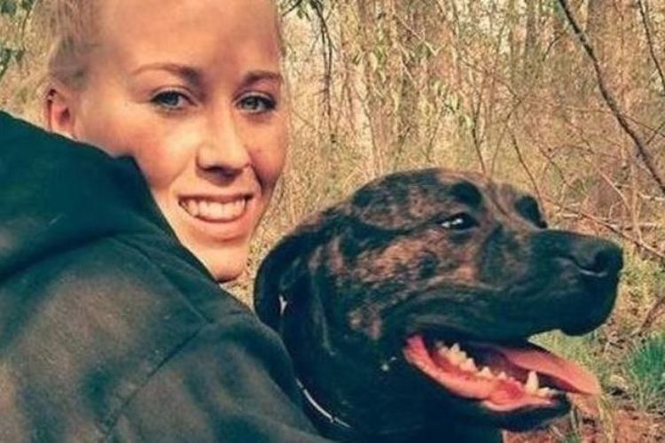Foto yang menunjukkan Bethany Stephens dengan salah satu anjing Pitbullnya. Stephens ditemukan tewas Jumat setelah diduga dimangsa anjing peliharaannya.