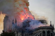 Warga Bernyanyi dan Berdoa Saat Kebakaran di Gereja Notre Dame Terjadi