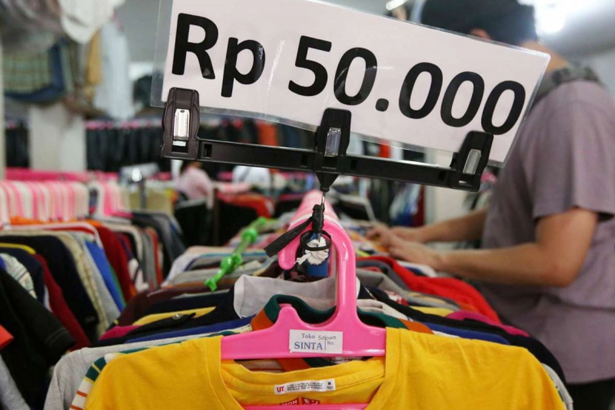 Pengunjung berburu pakaian bekas dan bermerek di Pasar Poncol Senen, Jakarta, Selasa (14/08/2018). Berbagai macam merek pakaian ternama seperti Nike, Adidas, Puma dan lain-lain dijual dengan harga Rp 20.000 - Rp 150.000.