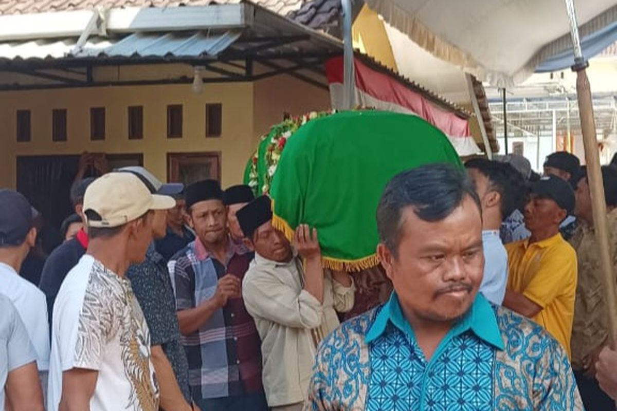 Proses pemakaman TKI asal Indonesia yang tewas di Jepang akibat tenggelam ke pantai.