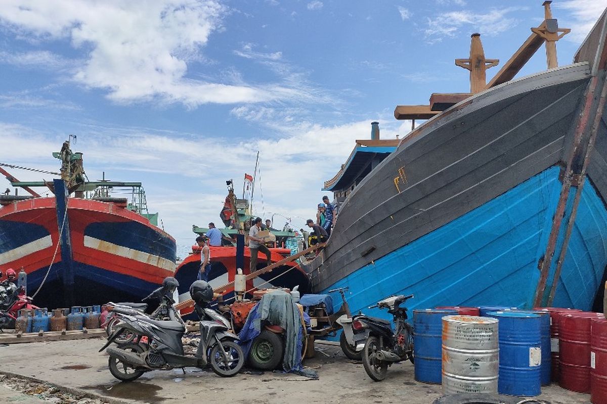 Sejumlah kapal nelayan bersandar di Pelabuhan Tegal, Jawa Tengah, Senin (27/1/2020)