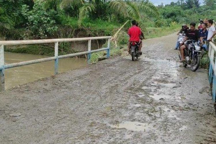 Lokasi kejadian empat orang tewas, satu keluarga saat terseret arus sungai di jembatan Lau Simeme, Kecamatan Delitua, Kabupaten Deliserdang, Sumatera Utara, Senin (28/2/2022). 
