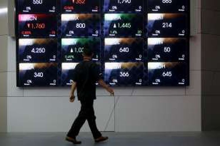 Suasana pergerakan Indeks Harga Saham Gabungan (IHSG) di Bursa Efek Indonesia, Jakarta, Jumat (6/1/2017). Indeks Harga Saham Gabungan (IHSG) mengalami reli kenaikan hingga 13,77 poin atau naik 0,26 persen ke level 5.339,27 pada jeda siang perdagangan saham jelang akhir pekan, Jumat (6/1/2017) pukul 11.30 WIB. 