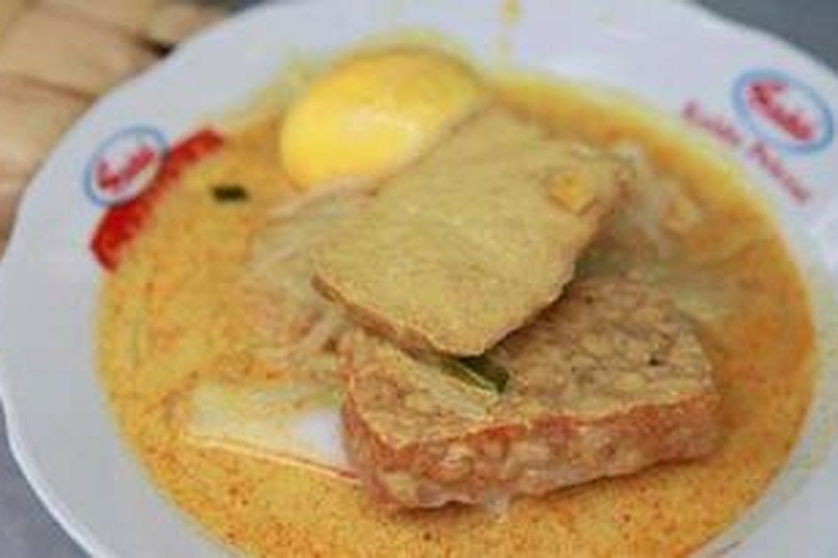 Ketupat Sayur Khas Layung Sari di Tangerang.