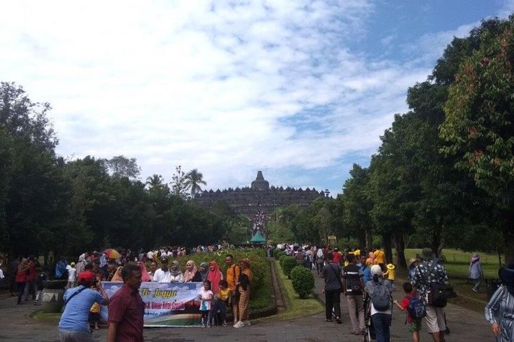 Suasana Candi Borobudur pada musim liburan Natal 2019 dan Tahun Baru 2020