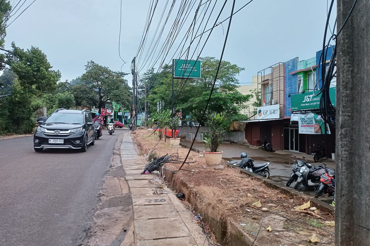 Penampakan kabel semrawut di sepanjang Jalan Merpati Raya, Ciputat, Tangsel, pada Selasa (3/1/2023). 