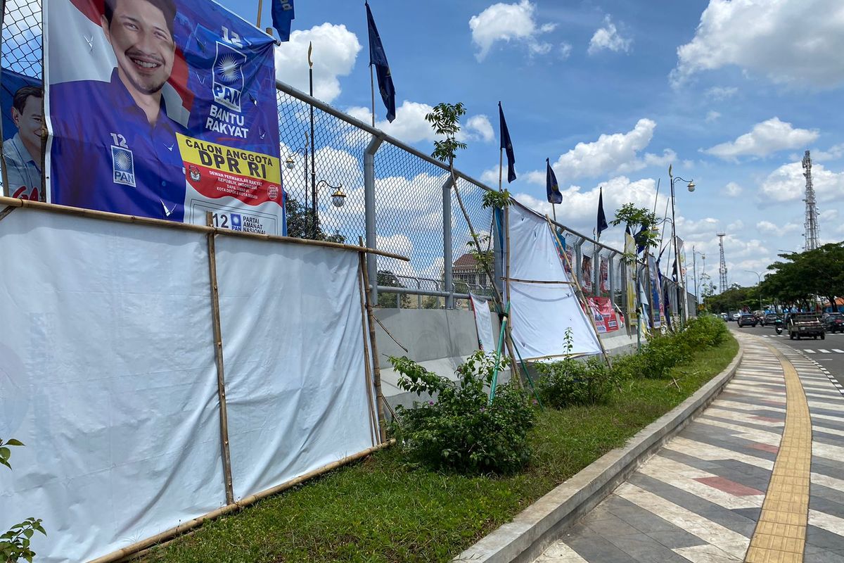 Alat Peraga Kampanye (APK) yang masih terpasang di area terlarang, di under pass Dewi Sartika, Jalan Margonda Raya, Kota Depok, Kamis (25/1/2024).