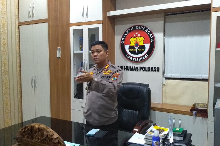 Kabid Humas Polda Sumut, Kombes Pol Hadi Wahyudi menjelaskan tentang OTT KPK di Langkat. Sebanyak 7 orang sudah diberangkatkan ke Jakarta dan kini Bupati Langkat Terbit Rencana Perangin-angin masih diperiksa di Polres Binjai.