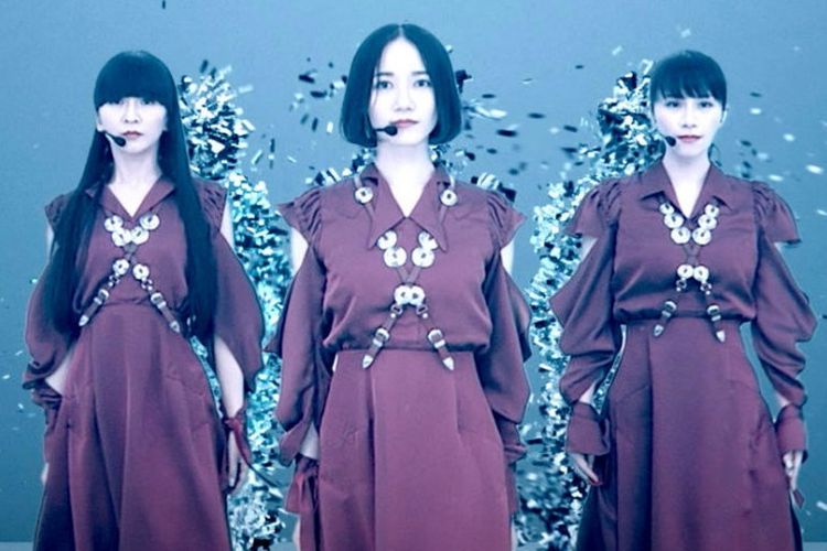 Grup J-Pop Perfume dalam Perfume Imaginary Museum Time Wrap.