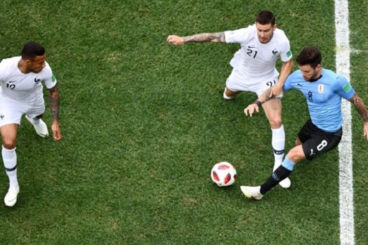 Nahitan Nandez mendapatkan pengawalan dari Lucas Hernandez dan Corentin Tolisso dalam pertandingan Uruguay vs Perancis pada babak 8 besar atau perempat final Piala Dunia 2018, 6 Juli 2018. 