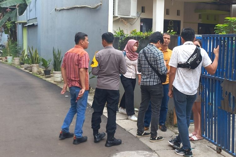 Unit Pelayanan Perempuan dan Anak Polres Metro Depok mendatangi lokasi kejadian pelecehan seksual mahasiswi Universitas Indonesia (UI) di Jalan H.M Kuru, RT 004 RW 005, Kukusan, Beji, Depok pada Selasa (14/3/2023).
