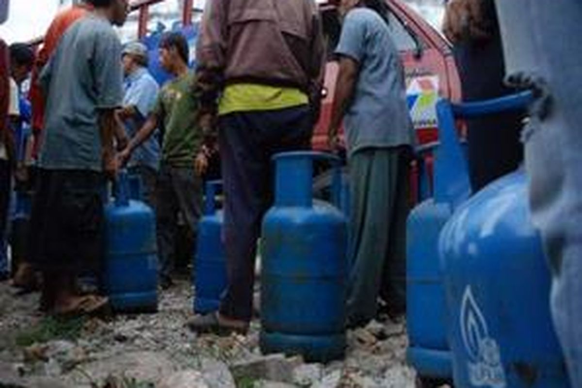 Warga Kota Palembang menyerbu Agen Elpiji Pertamina, PT Elgastrindo Abadi di Jalan Demang Lebardaun Palembang, Sumatera Selatan, Senin (2/6). Sejak sepekan terakhir gas elpiji 12 kg langka di Palembang.
