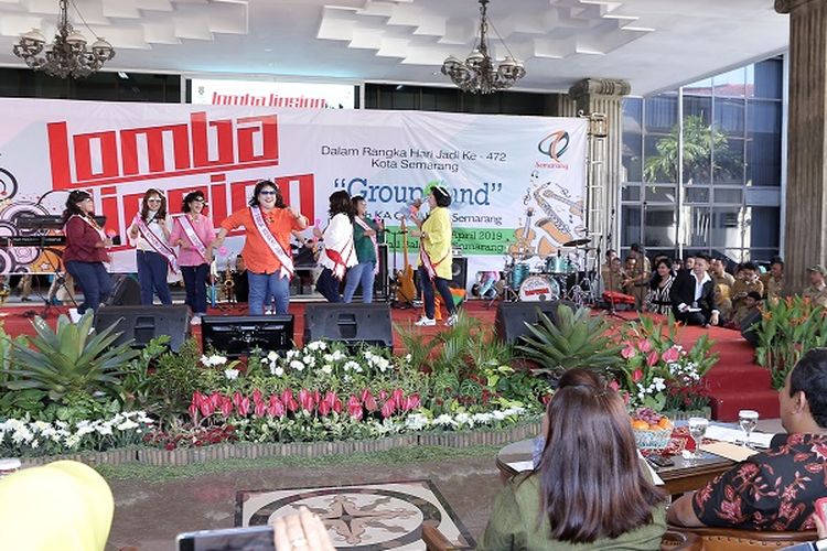 Para Kepala OPD tampil dalam Lomba Lipsing Grub Band dalam rangka HUT Ke 472 Kota Semarang di Hall Balai Kota Semarang, 