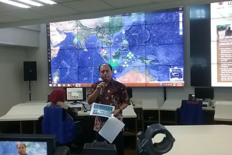 Kepala Pusat Data Informasi dan Humas BNPB Sutopo Purwo Nugroho  dalam konferensi pers di kantor BNPB, Jakarta, Selasa (5/12/2017).