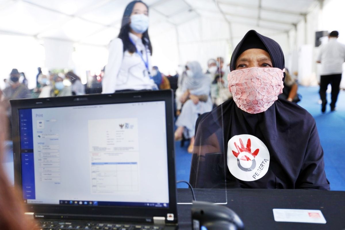 Salah seorang pensiunan karyawan Telkom Indonesia melaksanakan vaksinasi Covid-19 di Istora Senayan, Gelora Bung Karno, Jakarta Pusat.