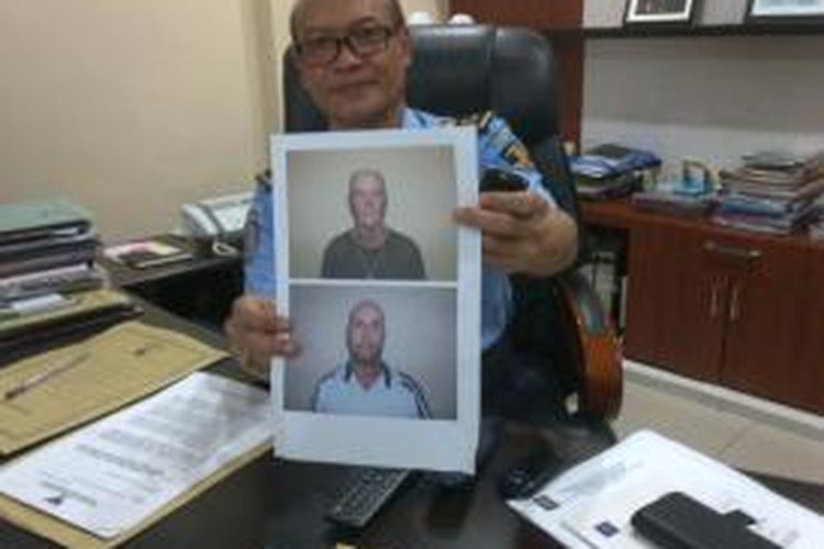 Kepala Kantor Imigrasi Mataram menunjukkan foto dua WNA asal Australia yang ditangkap di Lombok Tengah. 