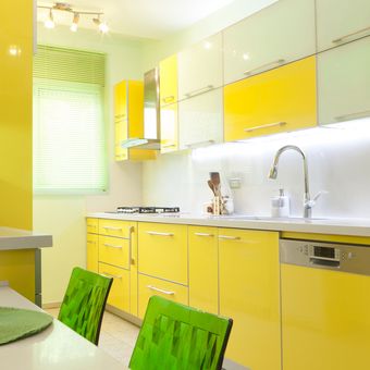 Ilustrasi dapur dengan nuansa warna kuning.