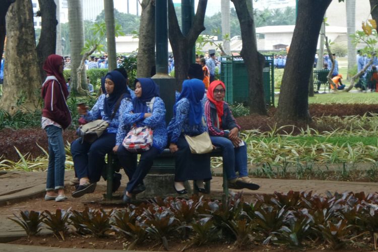 PNS DKI Jakarta duduk-duduk di Taman Monas, Kamis (1/7/2017). 