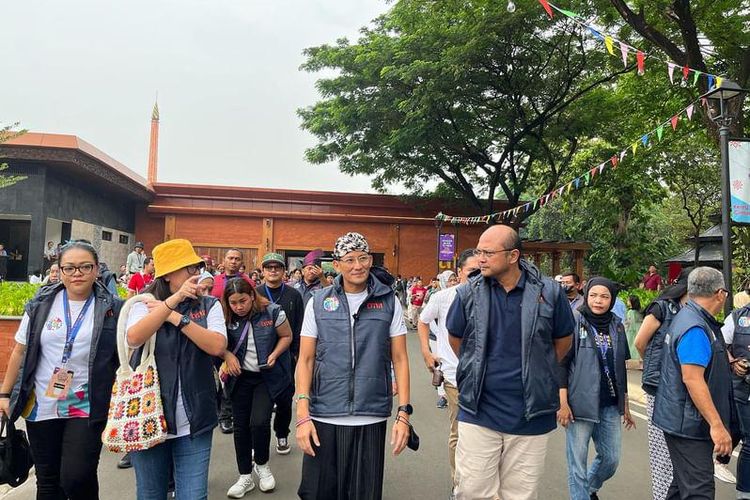 Menteri Pariwisata dan Ekonomi Kreatif Sandiaga Salahuddin Uno saat berkunjung ke Taman Mini Indonesia Indah, Jakarta Timur, Selasa (26/12/2023).
