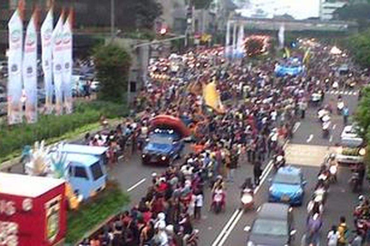 Pawai puluhan mobil disaksikan  warga DKI Jakarta di Jakarnaval, Minggu (10/6/2012).Lalu lintas tersendat di Jalan Thamrin akibat adanya pawai dan arak-arakan ini.