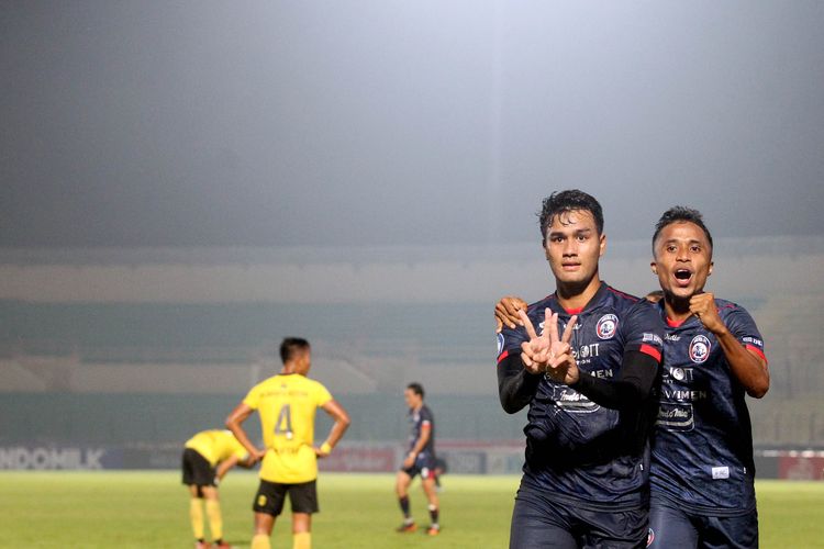 Pemain Arema FC M Rafli selebrasi seusai menjebol gawang Barito Putera pada pertandingan pekan ke-13 Liga 1 2021-2022 yang berakhir dengan skor 2-1 di Stadion Sultan Agung Bantul, Selasa (23/11/2021) malam.