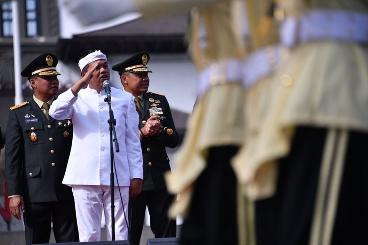 Gubernur Jabar Dedy Mulyadi saat menghadiri pengukuhan pengibar bendera.