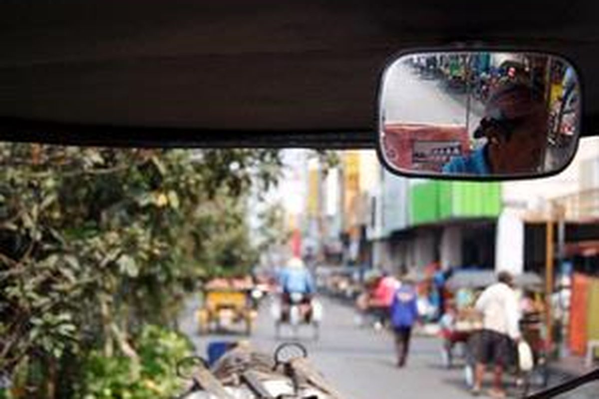 Seorang kusir andhong wisata menunggu penumpang di kawasan Malioboro, Yogyakarta, Rabu (30/7). Andong adalah alat transportasi tradisional di Yogyakarta dan menjadi salah satu aset pariwisata.