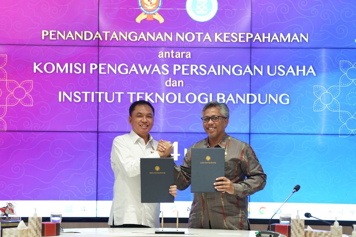 Penandatanganan Nota Kesepahaman (MoU) antara Ketua KPPU M. Fanshurullah Asa dan Rektor ITB Prof. Tatacipta Dirgantara di Kampus ITB, Bandung, Jawa Barat, Selasa (4/6/2025). Penandatangan itu berkaitan kolaborasi untuk memperkuat pengawasan persaingan usaha di Indonesia melalui pengembangan riset, kebijakan, serta pendidikan kewirausahaan yang berlandaskan prinsip persaingan sehat.