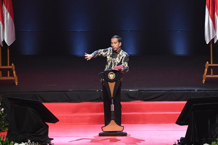 Presiden Joko Widodo memberikan pidato saat menghadiri Rakornas Indonesia Maju antara Pemerintah Pusat dan Forum Koordinasi Pimpinan Daerah (Forkopimda) di Bogor, Jawa Barat, Rabu (13/11/2019). Kegiatan tersebut bertujuan untuk mewujudkan sinergi program-program antara pemerintah pusat dengan daerah. ANTARA FOTO/Akbar Nugroho Gumay/aww.