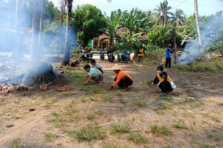 Warga Pedukuhan Kriyan, Kalurahan Karangwuni, Kapanewon Wates, Kabupaten Kulon Progo, Daerah Istimewa Yogyakarta, gotong royong membersihkan kawasan. Mereka antisipasi bertambahnya kasus DB/DBD.