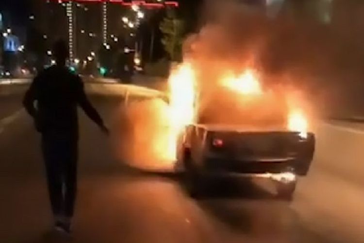 Dalam potongan video terlihat pria bernama Sergei Palavinkin berlari ke arah mobilnya yang terbakar setelah sebelumnya dia melakukan aksi Kiki Challenge.