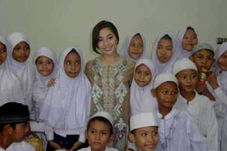 Nikita Willy di sela perayaan ulang tahunnya di Panti Asuhan Yatim As-Safiiyah Jatiwaringin, Bekasi, Jawa Barat, Rabu (29/6/2016) malam.