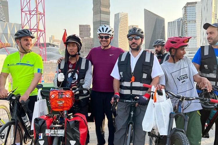 Warga Magelang, Muhammad Fauzan (28) melakukan perjalanan naik haji ke Tanah Suci menggunakan sepeda. Dia menempuh perjalanan lebih dari 5.000 kilometer.