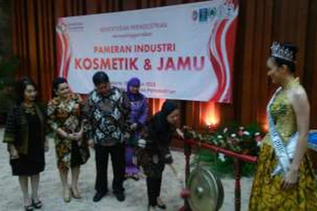 Pembukaan Pameran Kosmetik dan Jamu oleh Menteri Perindustrian Airlangga Hartarto, Menteri Koordinator Pembangunan Manusia dan Kebudayaan Puan Maharani, Wakil Ketua Umum Kadin Bidang Industri Tradisional Berbasis Budaya Putri K Wardhani, dan Puteri Indonesia 2016 Kezia Warouw, di kantor Kemenperin di Jakarta, Selasa (30/8/2016). 