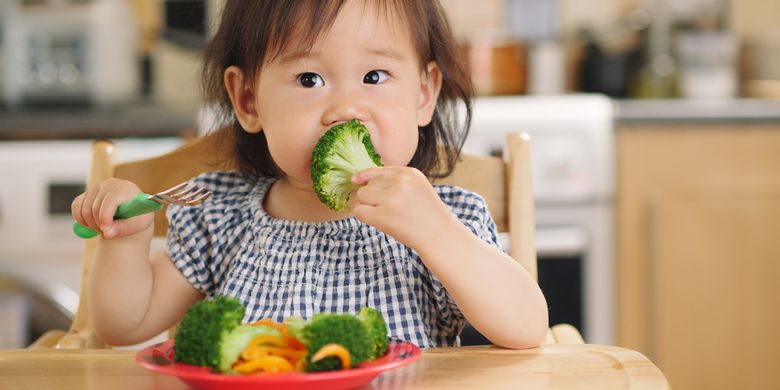 Ilustrasi anak makan sayur