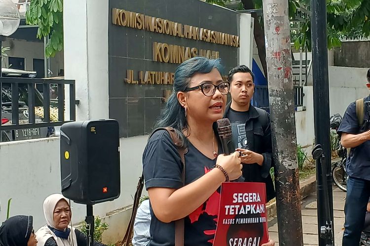 Sekretaris Jenderal Komite Aksi Solidaritas untuk Munir (Kasum) Bivitri Susanti saat berorasi dalam aksi peringatan 19 tahun pembunuhan Aktivis HAM Munir Said Talib di depan Kantor Komnas HAM, Jakarta Pusat, Kamis (7/9/2023).