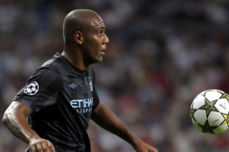 Bek Manchester City, Maicon.