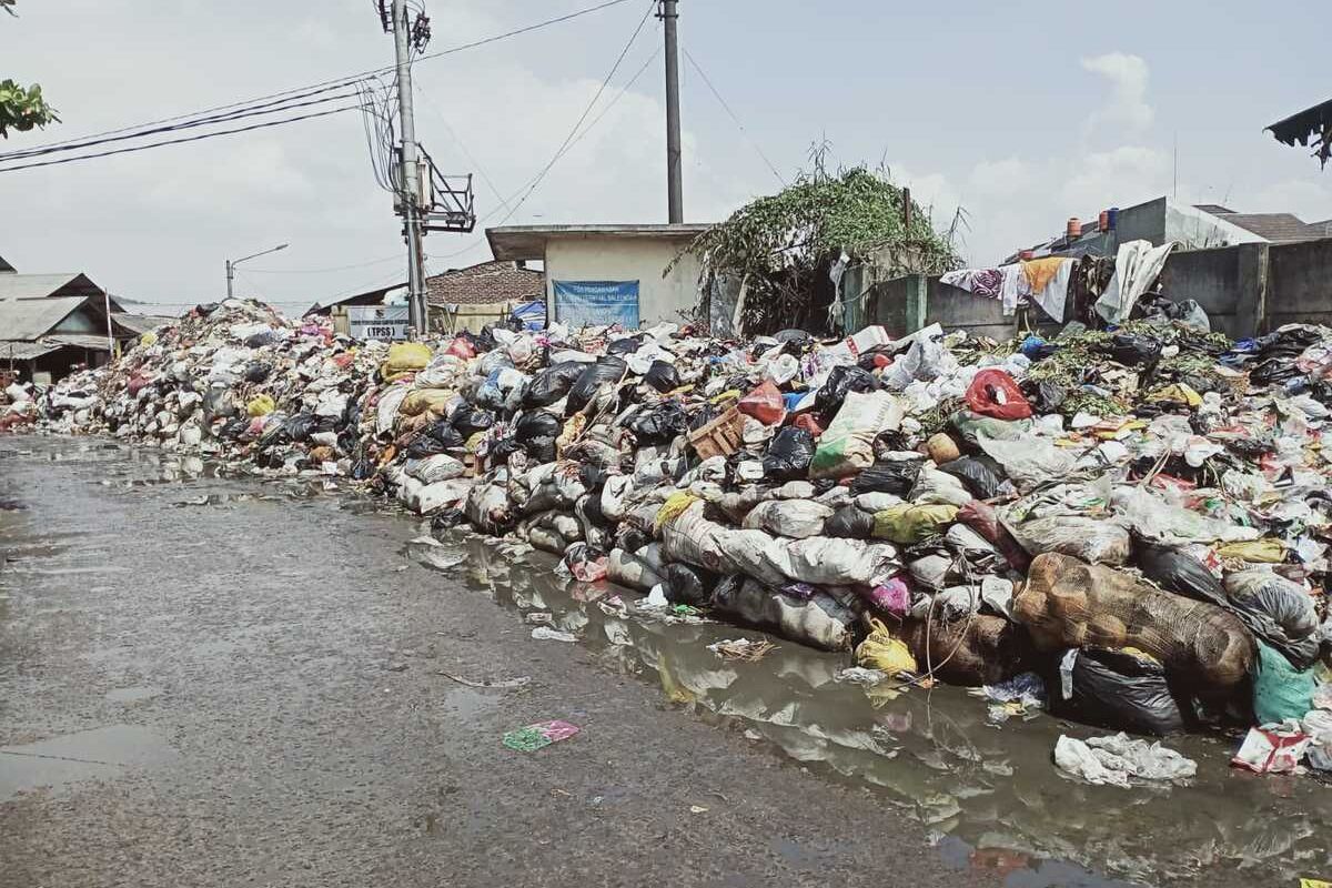 Gunung Sampah di Pasar Baleendah, Kabupaten Bandung menjadi persoalan tersendiri. Para pedagang, pembeli, hingga warga sekitar mengaku sangat terganggu dengan kondisi tersebut, Rabu (3/5/2023)