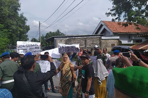 Rekonstruksi Pembacokan Polisi oleh TNI Diwarnai Unjuk Rasa