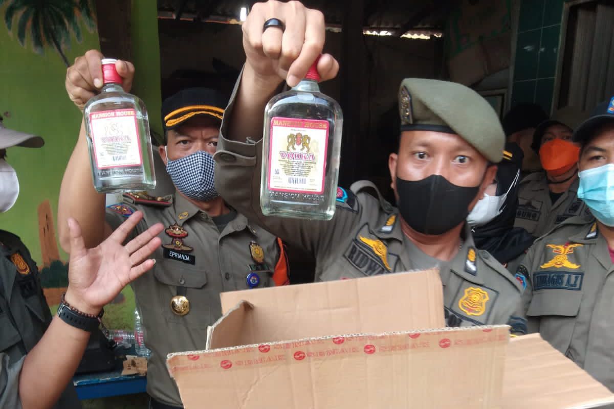 Petugas Satpol PP Kecamatan Koja menyita ratusan botol miras dari tiga warung di wilayah Koja, Jakarta Utara, dalam operasi penertiban yang dilakukan dalam rangka bulan Ramadhan, Selasa (19/4/2022).