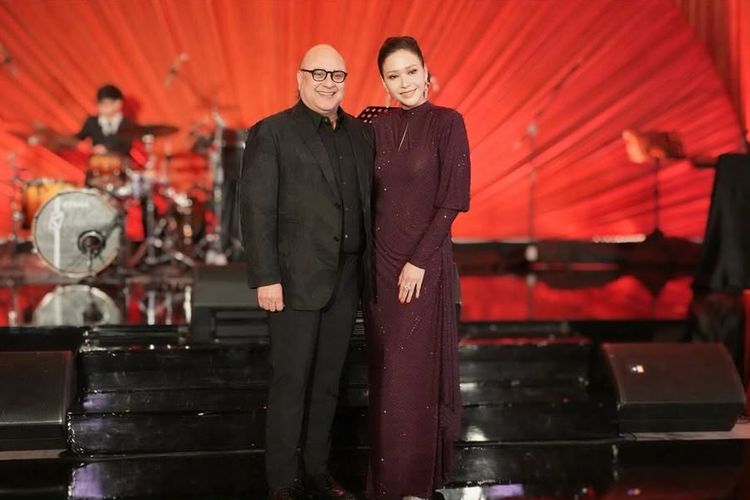 Anting berlian 15 karat bernilai Rp 770 juta melengkapi gaya Maia Estianty di ultah ke-50. Ini detail perhiasan mewah yang jadi sorotan.