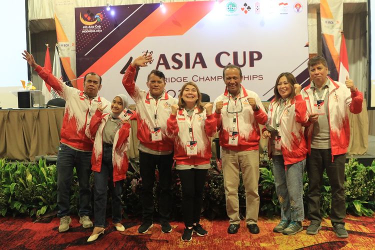 Tim Indonesia berfoto bersama dalam kejuaraan bridge tingkat Asia 4th Bridge Championship Asia Cup 2022 yang digelar di Jakarta.