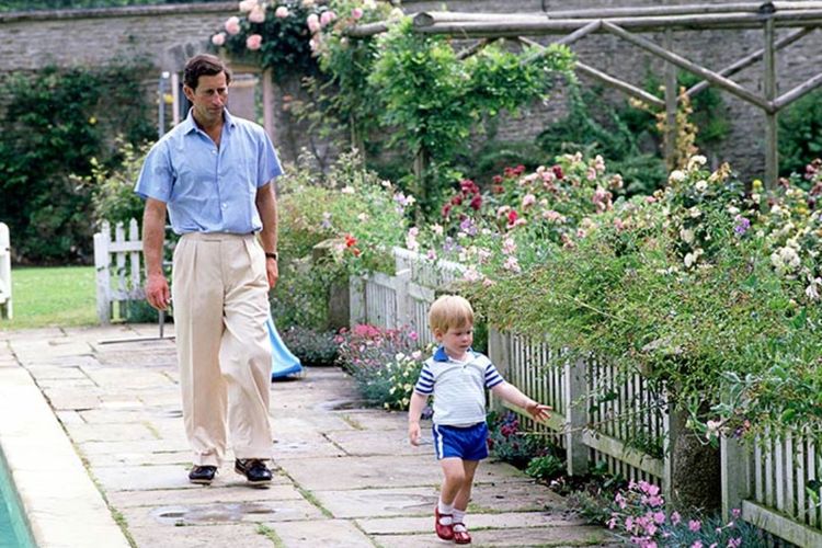 Pangeran Charles bersama Pangeran Harry ketika kecil di kebunnya di Highgrove House.
