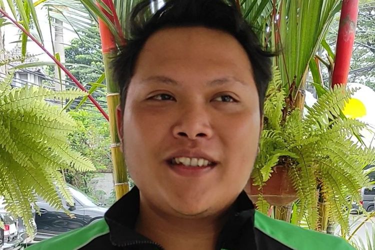 Seorang driver ojek online (ojol) bernama Adam (27) saat ditemui di kawasan Bangka, Jakarta Selatan, Minggu (2/6/2023).