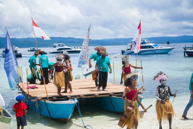 Tarian untuk menyambut wisatawan yang tiba di Desa Wisata Arborek, Kabupaten Raja Ampat, Papua Barat, Rabu (27/10/2021).